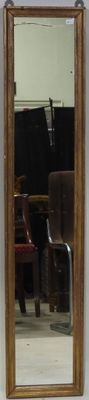 un miroir accroché au mur à côté d'une chaise