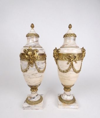 Objet: Paire de Cassolettes en marbre et bronze de style Lou…