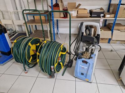 many hoses that are on the floor in the room