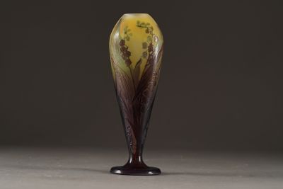 un vase en verre orné d'un motif jaune et marron