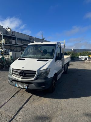 une camionnette blanche garée dans un parking