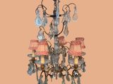un lustre en verre orné d'abat-jours roses