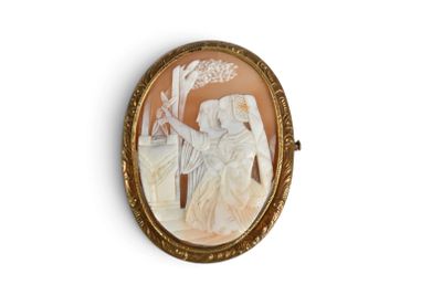 une photo d'une photo représentant une femme en robe de mariée