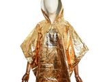 un mannequin vêtu d'un ponchle doré