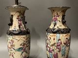 deux vases posés sur une table