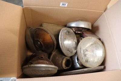 une boîte en carton remplie de nombreuses sortes de lumières