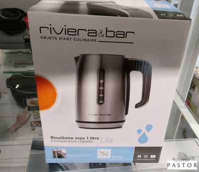 emballage d'une bouilloire électrique argentée et noire exposée dans un magasin
