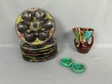 trois vases et une assiette posés sur une table