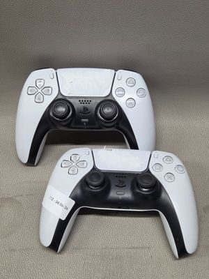deux manettes de jeux vidéo posées l'une à côté de l'autre sur une table