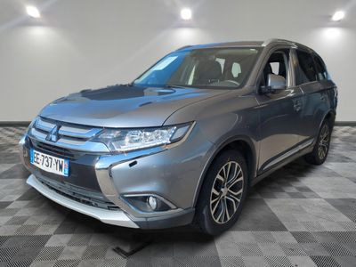 Le nouveau Mitsubishi Outlander 2018 est garé dans un showroom.