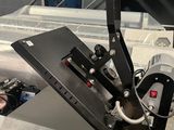 une machine posée sur une table dans une pièce
