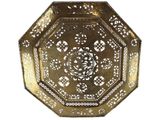 une assiette en or ornée d'un motif décoratif