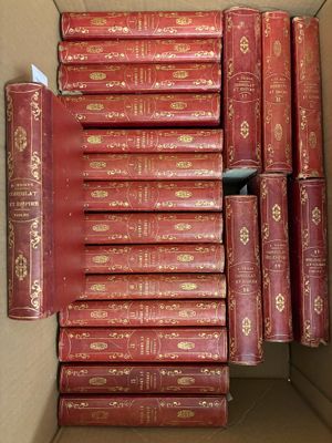 les livres sont empilés dans une boîte en carton