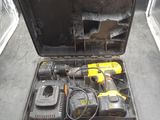 une caisse à outils avec des outils sur le sol