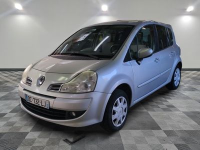 la photo d'une petite voiture argentée garée dans un garage
