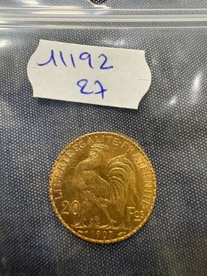 une pièce d'or dans un sachet en plastique sur lequel est collée une étiquette