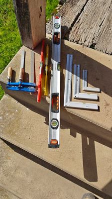 Lot de niveaux et équerres LOT A RETIRER SUR RENDEZ-VOUS SUR…