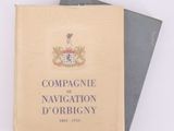 deux livres posés l'un sur l'autre sur une surface blanche