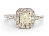 une bague en diamant et en or blanc, avec une monture « halo » originale