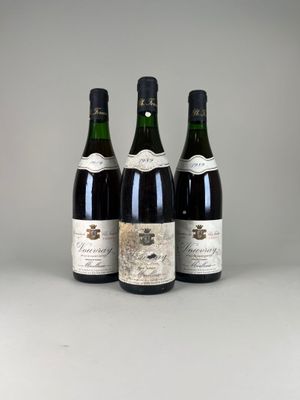 trois bouteilles de vin posées sur une table l'une à côté de l'autre