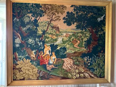 une image d'un tableau sur le mur d'une pièce