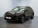 un SUV noir garé dans une pièce aux murs blancs