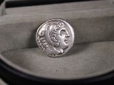 une image représentant une bague en argent sur laquelle est gravée une pièce romaine