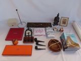 une table sur laquelle se trouvent de nombreux objets
