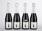 trois bouteilles de vin posées l'une à côté de l'autre sur une table