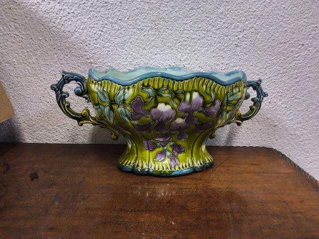 Jardinière en barbotine. Éclats