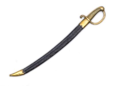 une image d'une épée avec un manche en or sur un fond blanc