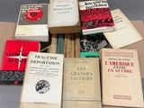 de nombreux livres posés sur une table