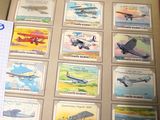 une photo d'un livre sur lequel figurent des avions