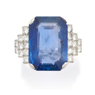 une bague en saphir et diamant