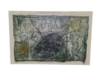 une œuvre d'art posée au sommet d'un mur