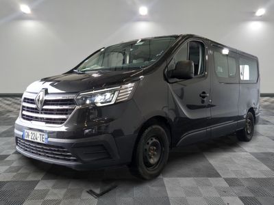 la photo d'une camionnette noire garée dans une pièce