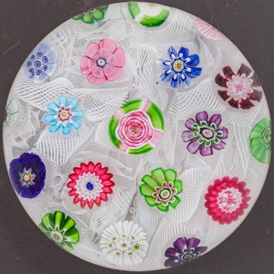 une assiette en verre décorée de fleurs, posée sur une table