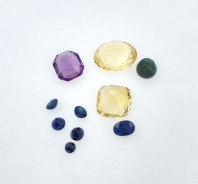 LOT DE PIERRES SUR PAPIER dont deux citrines (pour 8 carats …