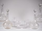 des bouteilles et des verres sont alignés sur une surface blanche