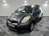une photo d'une Toyota Yaris grise garée dans un showroom