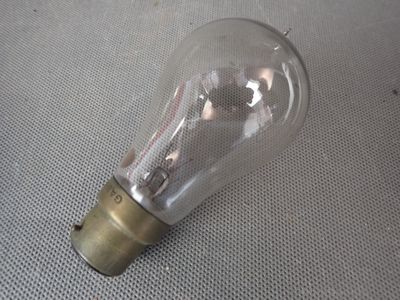 une petite ampoule posée sur une table