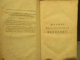 un vieux livre ouvert sur une table