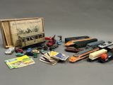 beaucoup de petits trains et d'autres jouets sur la table