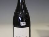 une bouteille de vin posée sur une table