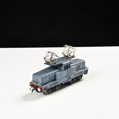 un petit train sur une surface blanche avec un fond noir