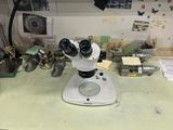 un microscope posé sur une table dans une pièce