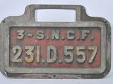 une plaque d'immatriculation rouge et noire sur fond blanc