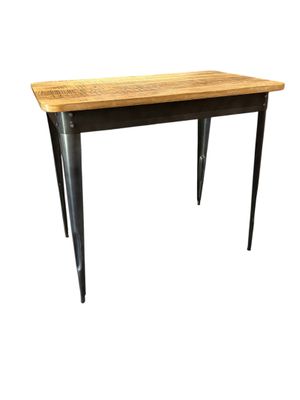une image représentant une table en bois avec des pieds en métal et un plateau en bois