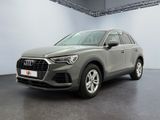 une Audi QX grise garée dans un garage