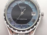 un gros plan d'une montre-bracelet au poignet